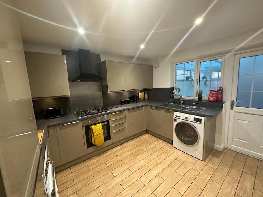Elegant Room In Stylish House Milton Keynes Exterior foto