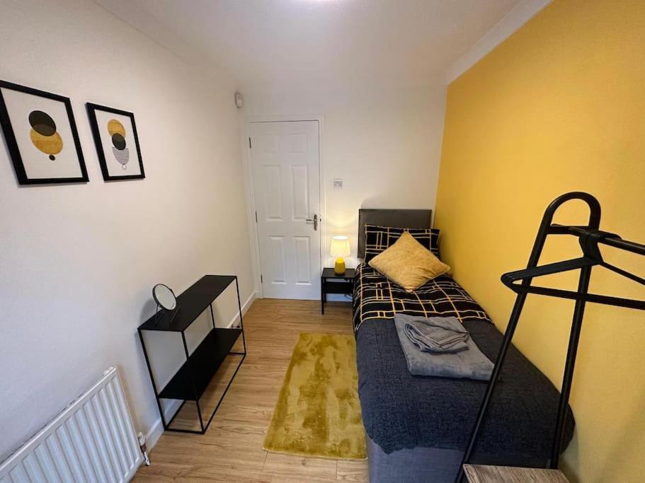 Elegant Room In Stylish House Milton Keynes Exterior foto
